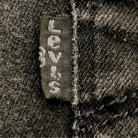 LEVI'S 711 Shaping Skinny Jeans in Distressed Black - Women's 28 - Picture 11 of 13